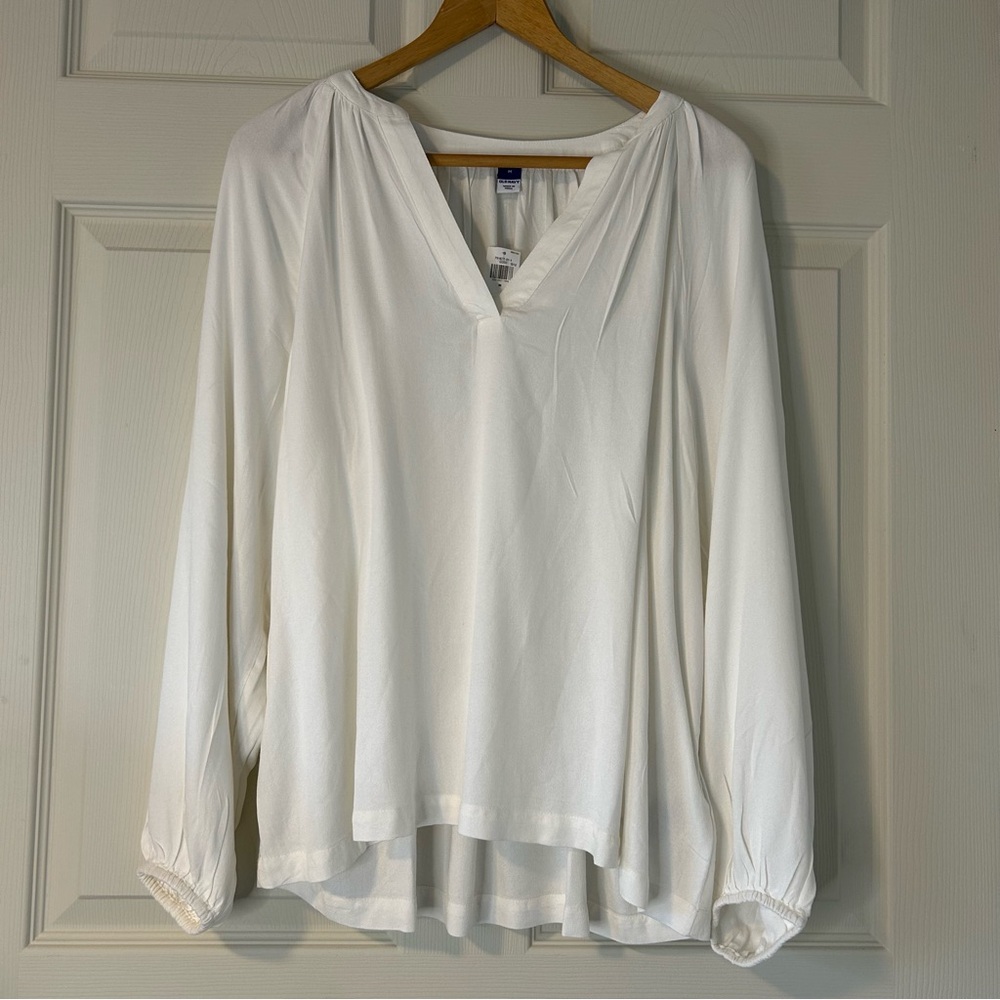 Old Navy Medium long sleeve V-neck shirt. New with tags. Light and soft.